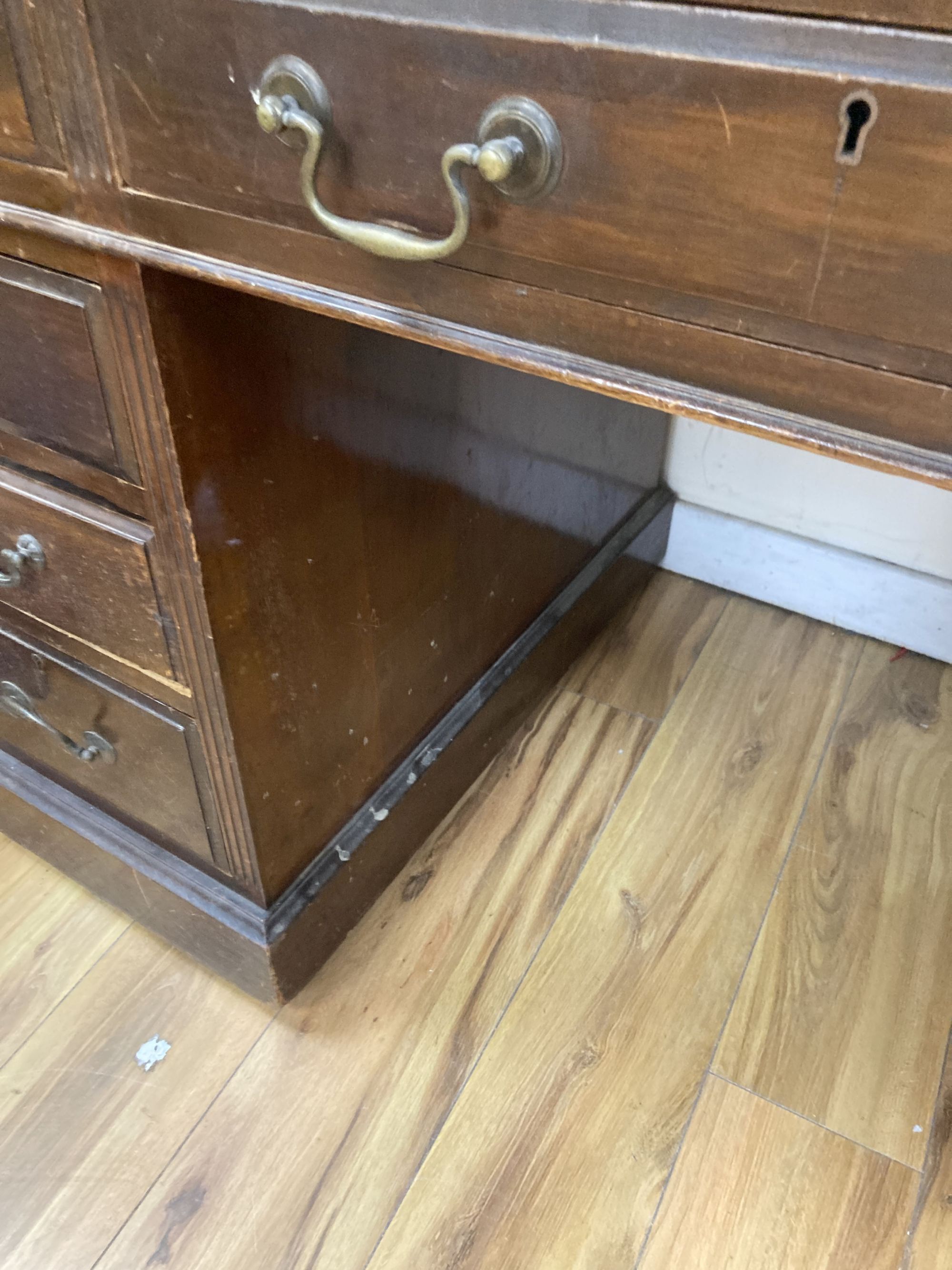 A late Victorian mahogany pedestal desk, length 132cm, depth 73cm, height 77cm